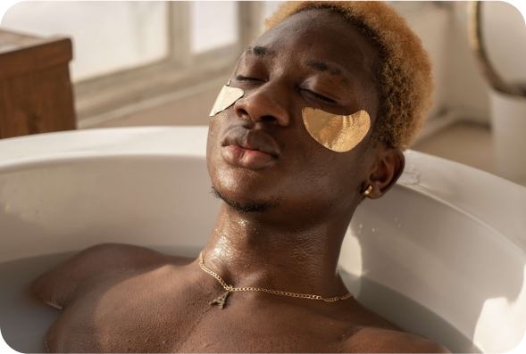 Homem em uma banheira com produtos de spa no rosto